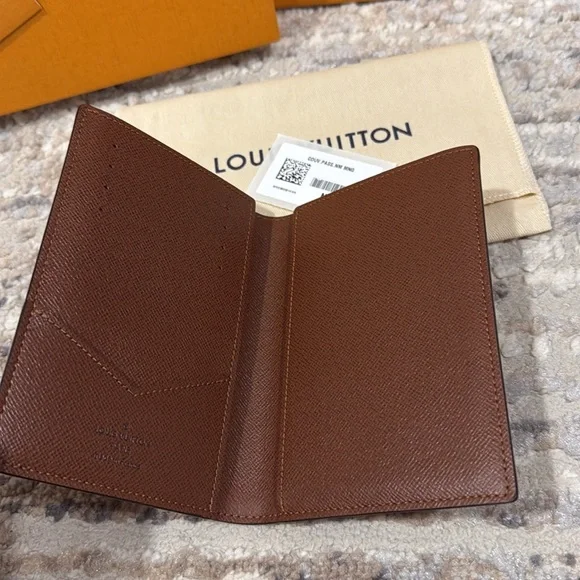 Louis Vuitton passport cover - Picture 5 of 12